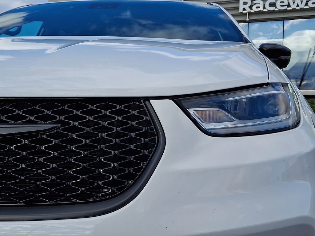 Used 2024 Chrysler Pacifica Select image 11