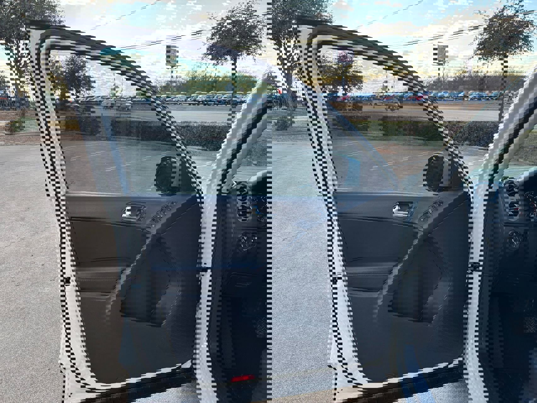 Used 2017 Volkswagen Tiguan S image 11