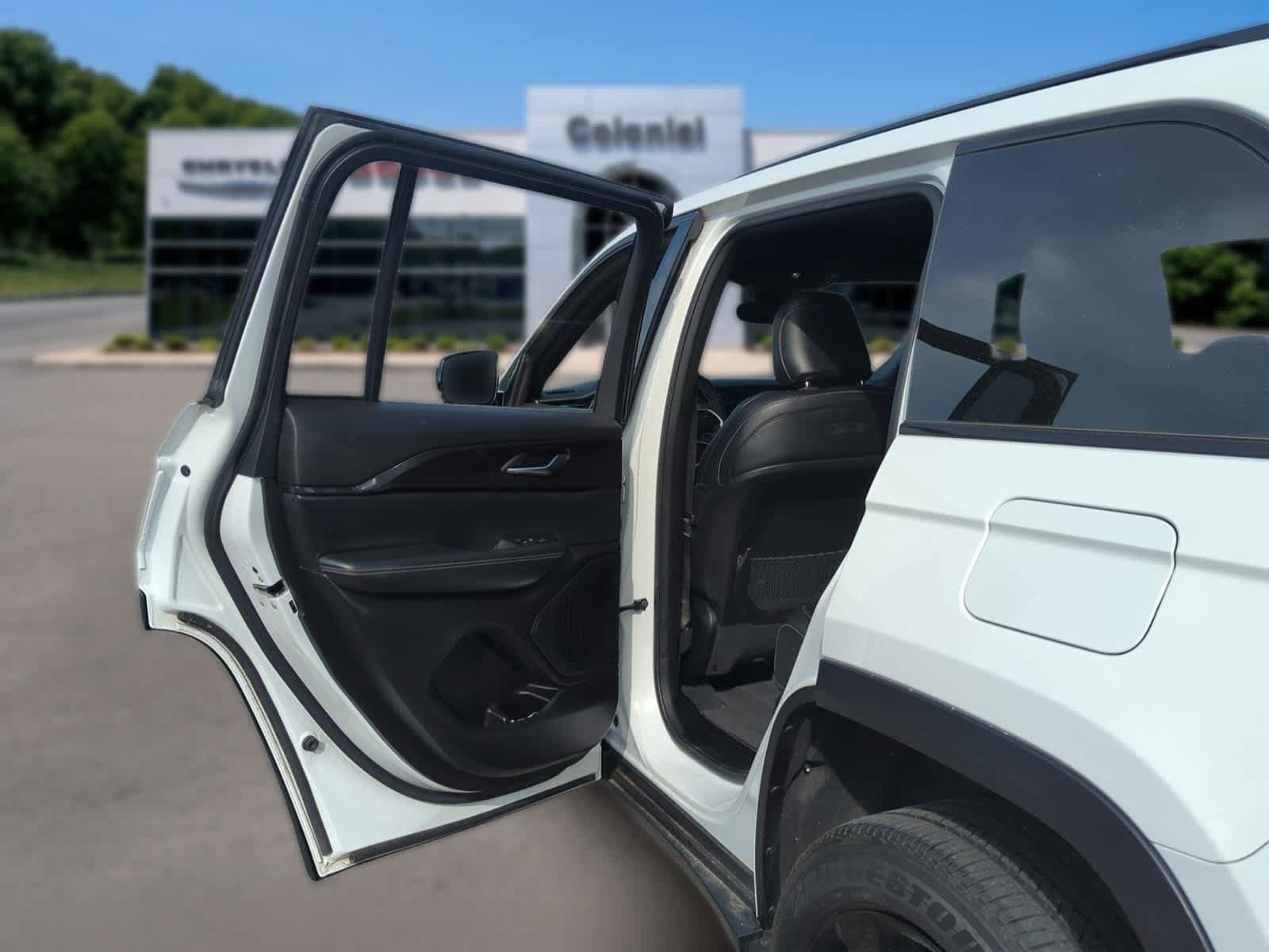 Used 2023 Jeep Grand Cherokee Altitude AWD/4WD image 27