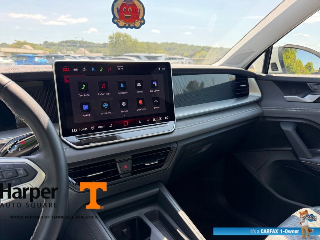 Used 2025 Volkswagen Tiguan SE w/ Panoramic Sunroof Package AWD/4WD image 16