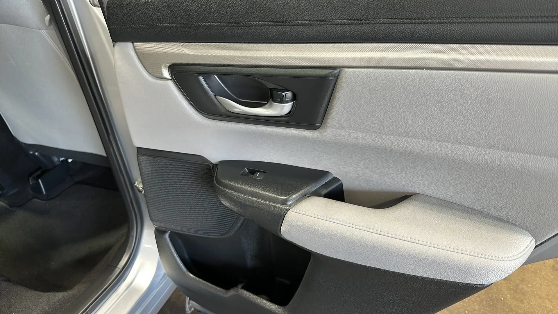 Used 2017 Honda CR-V LX image 15