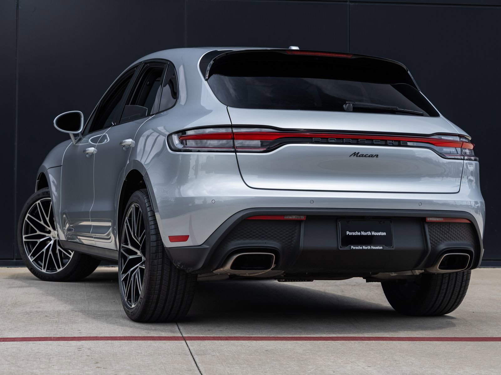 Certified 2025 Porsche Macan image 3