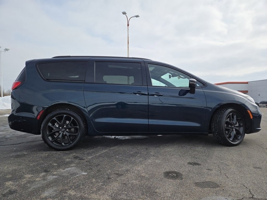 Used 2023 Chrysler Pacifica Limited w/ Uconnect Theater Family Group image 27