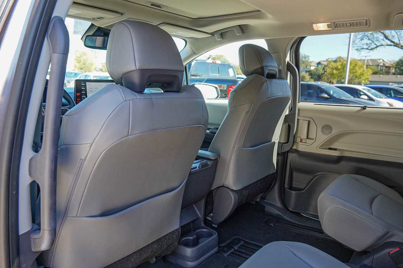 Used 2021 Toyota Sienna XLE image 27