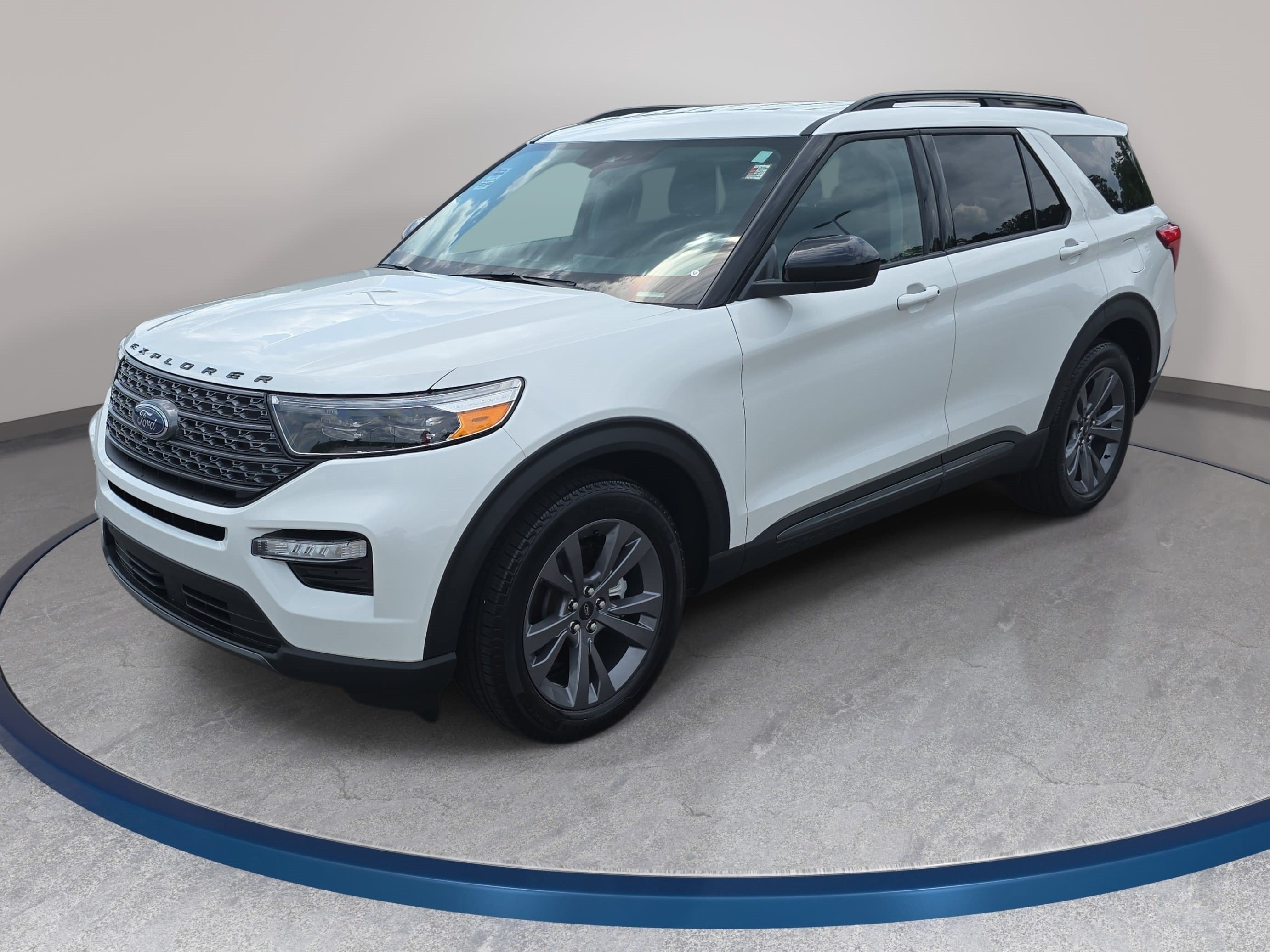 Used 2023 Ford Explorer XLT w/ Equipment Group 202A RWD image 1