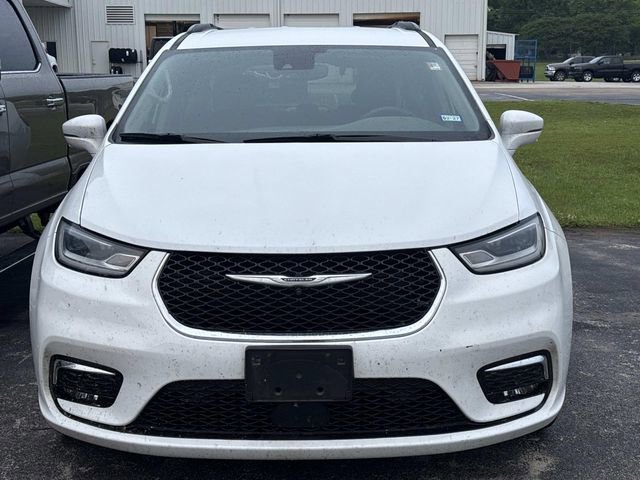 Used 2022 Chrysler Pacifica Touring-L w/ Uconnect Theater Family Group AWD/4WD image 2