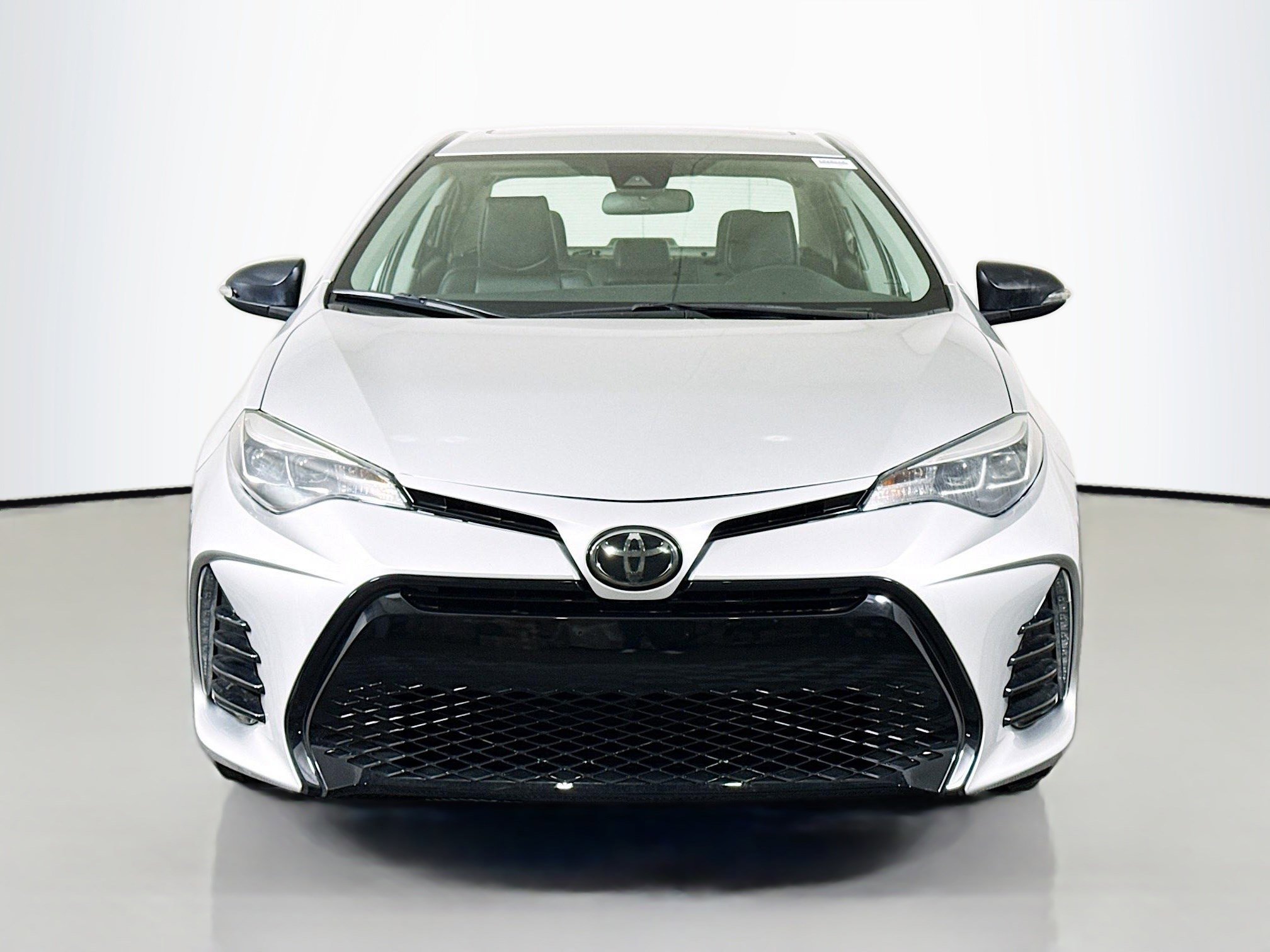 Used 2018 Toyota Corolla SE w/ SE Premium Package FWD image 2