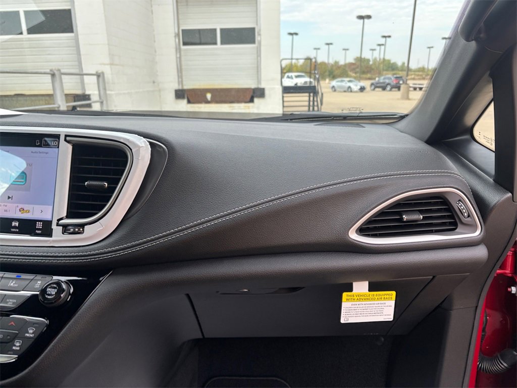 New 2026 Chrysler Pacifica Select image 16