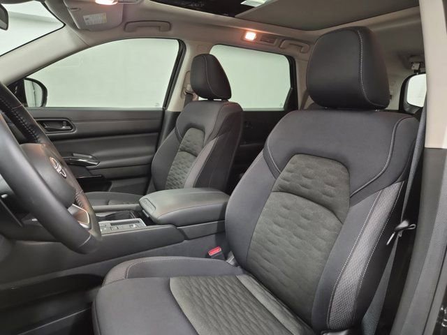 Used 2025 Nissan Pathfinder SV w/ SV Premium Package image 21