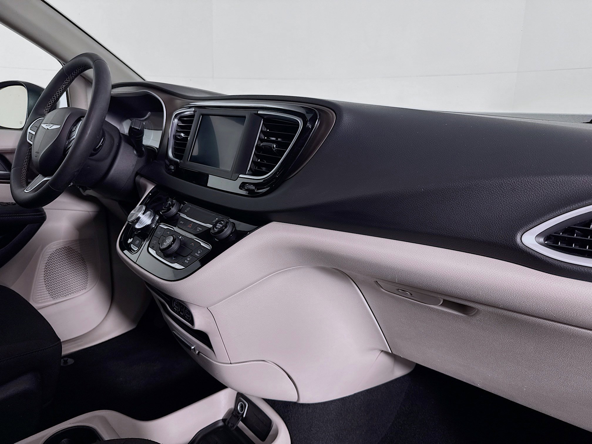 Used 2024 Chrysler Voyager LX image 29