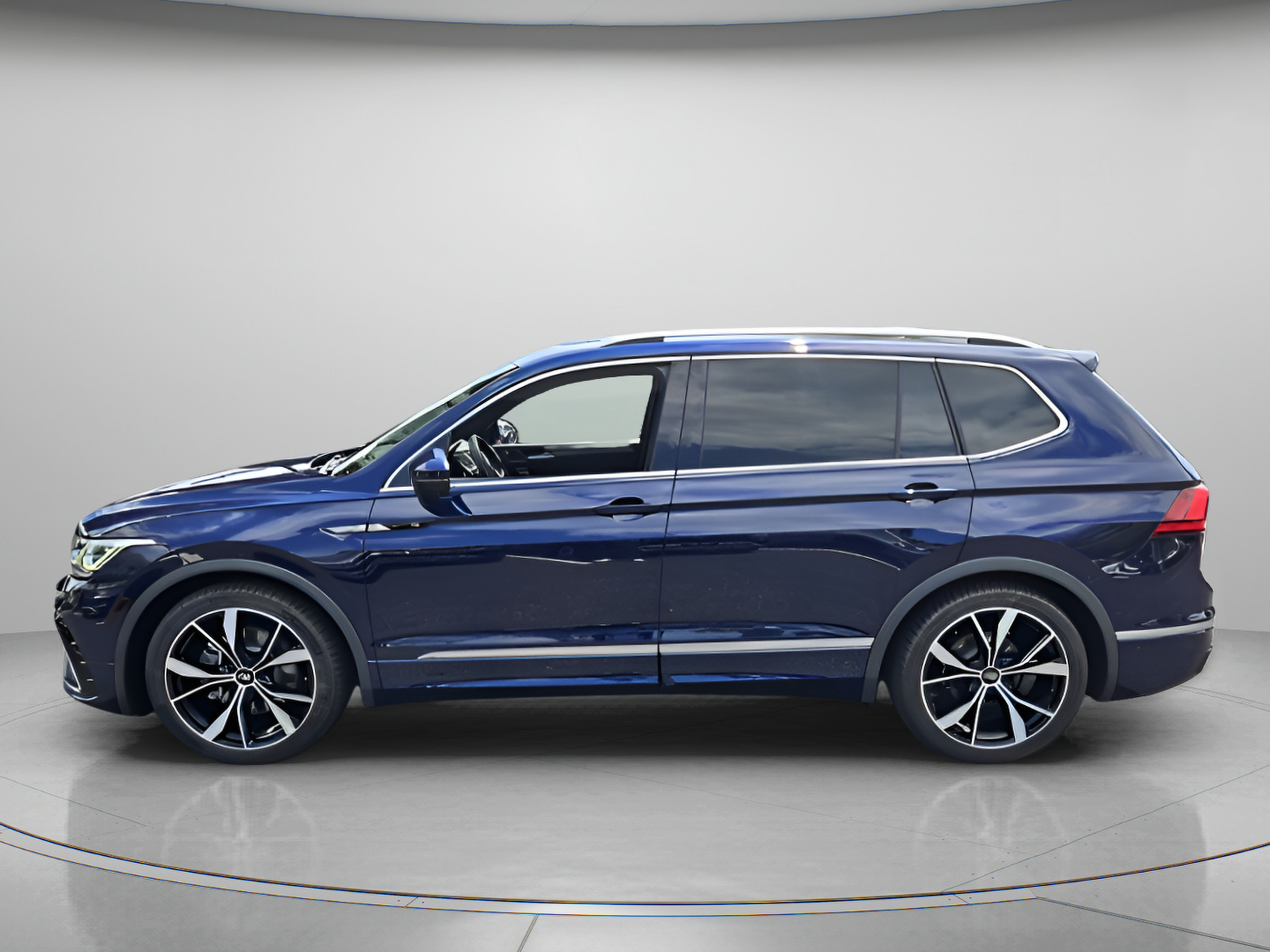 Used 2023 Volkswagen Tiguan SEL R-Line AWD/4WD image 2