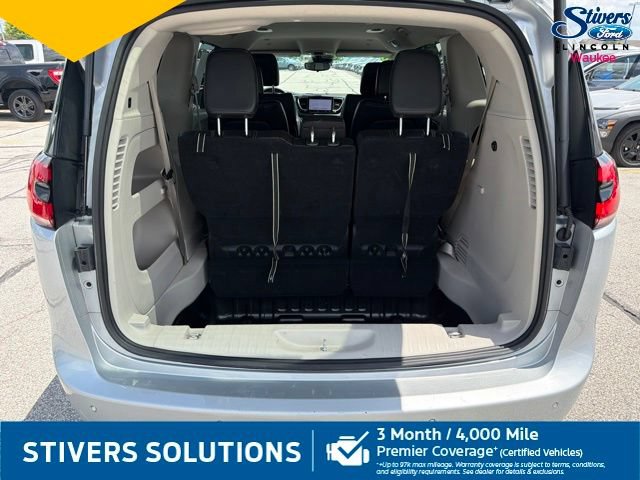 Used 2023 Chrysler Pacifica Touring-L FWD image 10