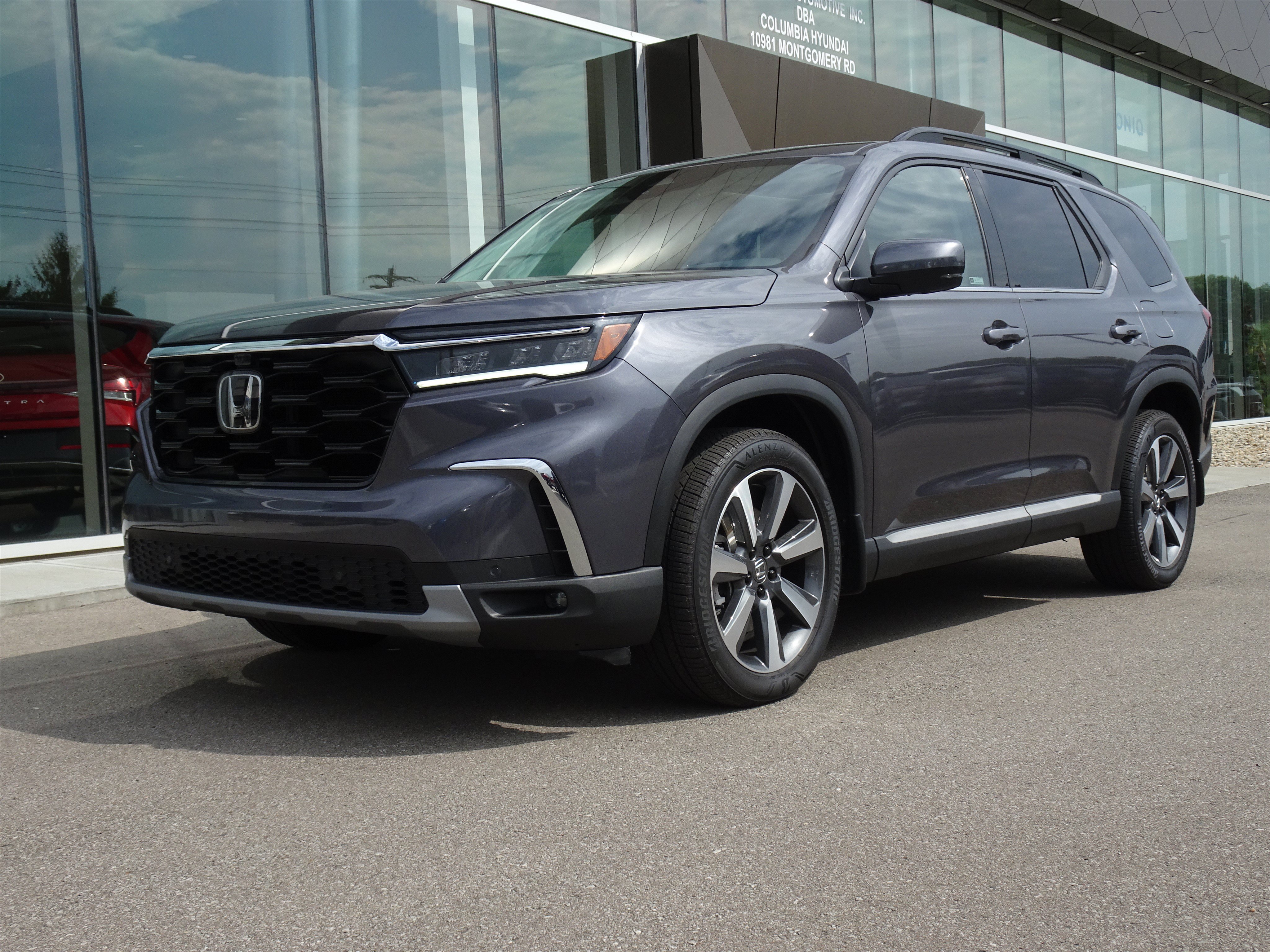 Used 2025 Honda Pilot Elite image 1