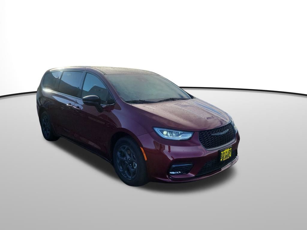 Used 2023 Chrysler Pacifica Limited w/ Uconnect Theater Family Group image 8