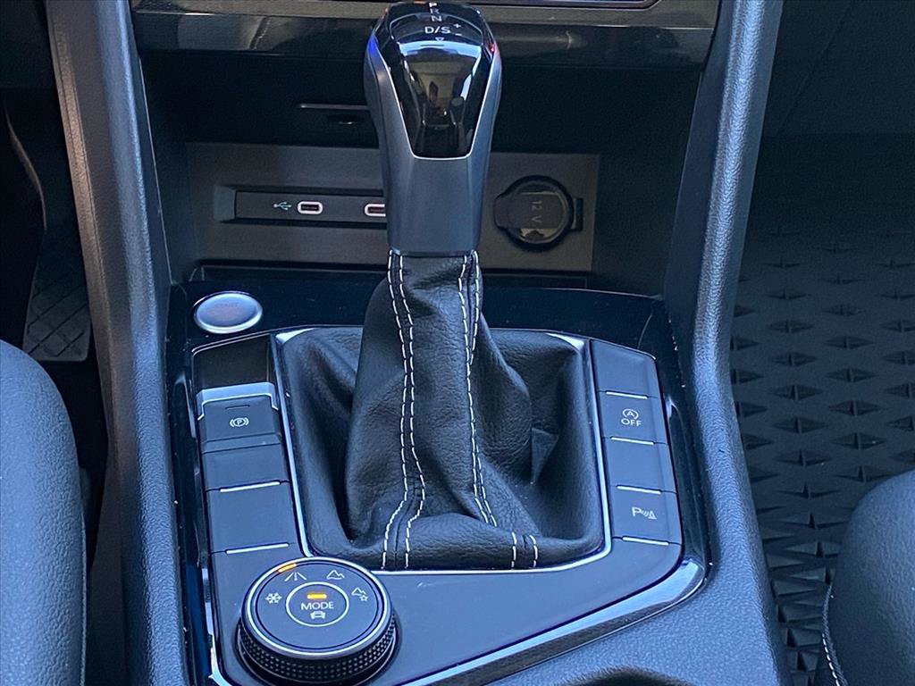 Used 2025 Volkswagen Taos SEL image 9