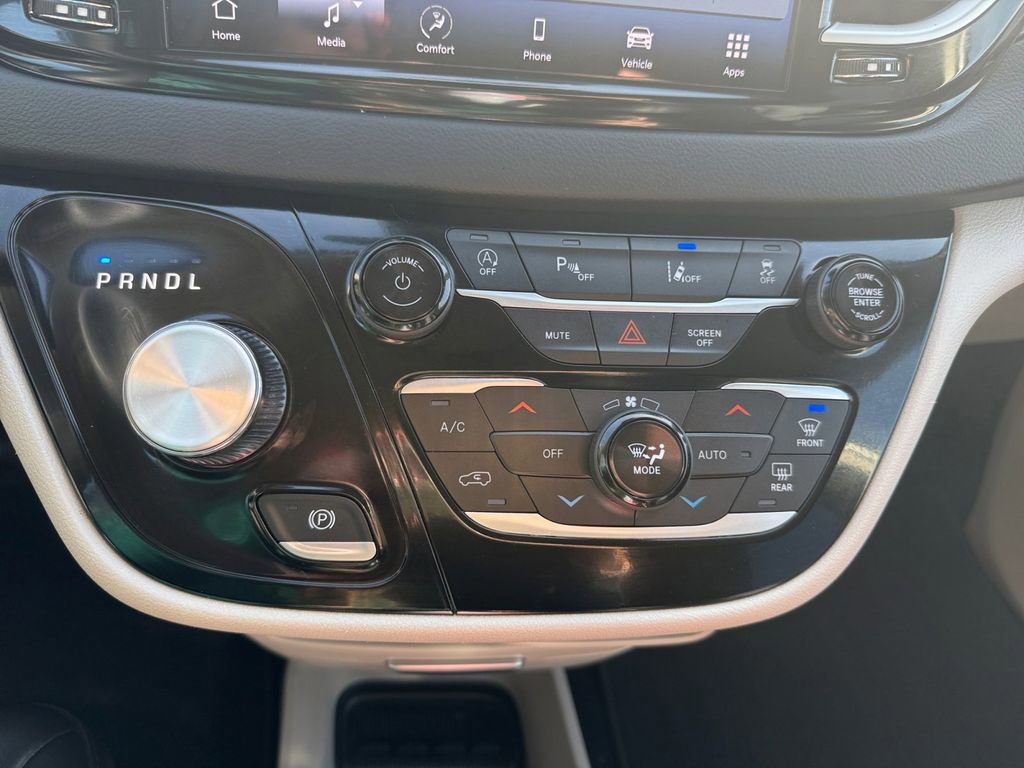 Used 2024 Chrysler Pacifica Touring-L FWD image 24