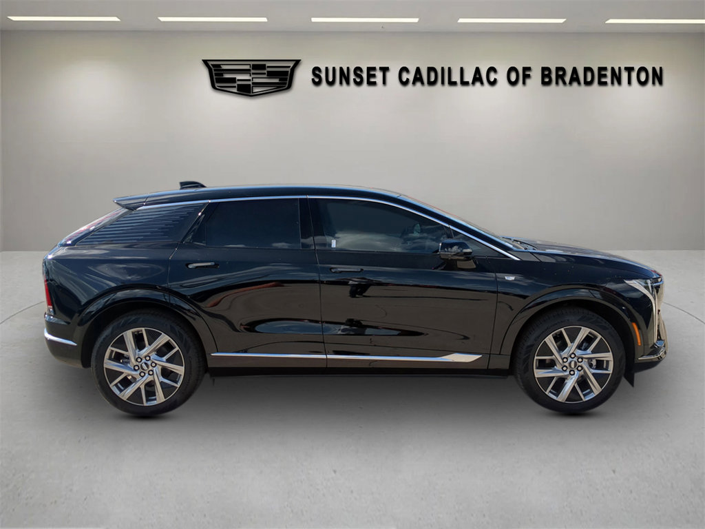 New 2025 Cadillac Optiq Luxury 2 image 3