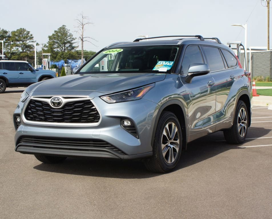 Used 2022 Toyota Highlander XLE AWD/4WD image 14