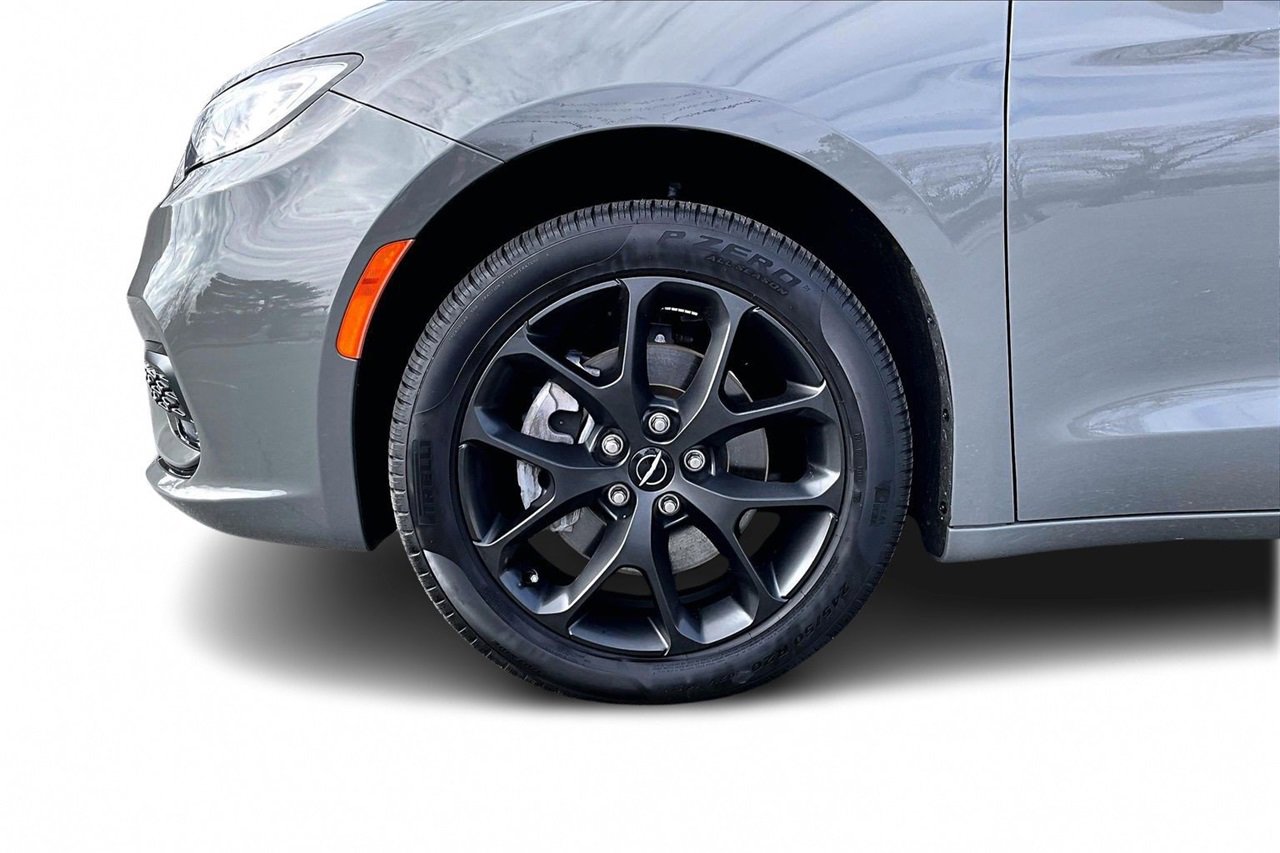 Used 2023 Chrysler Pacifica Limited w/ S Appearance Package image 33