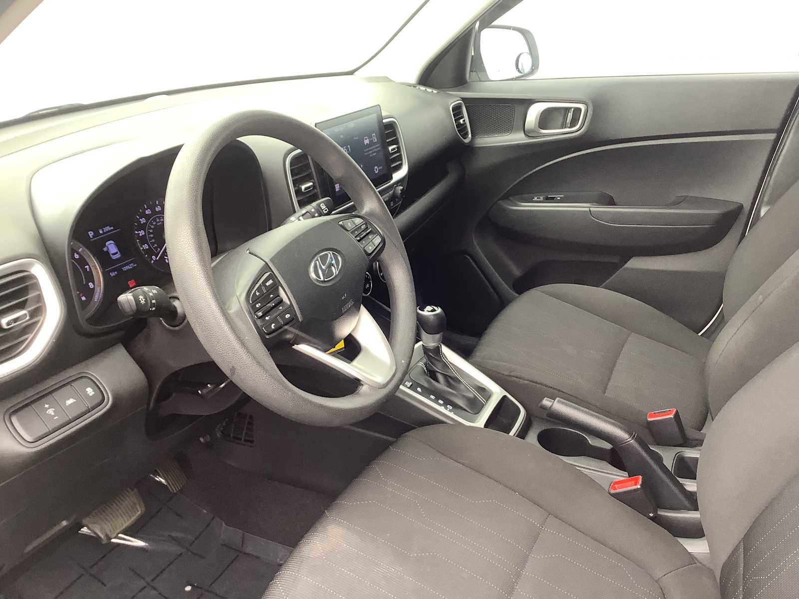 Used 2022 Hyundai Venue SE FWD image 3