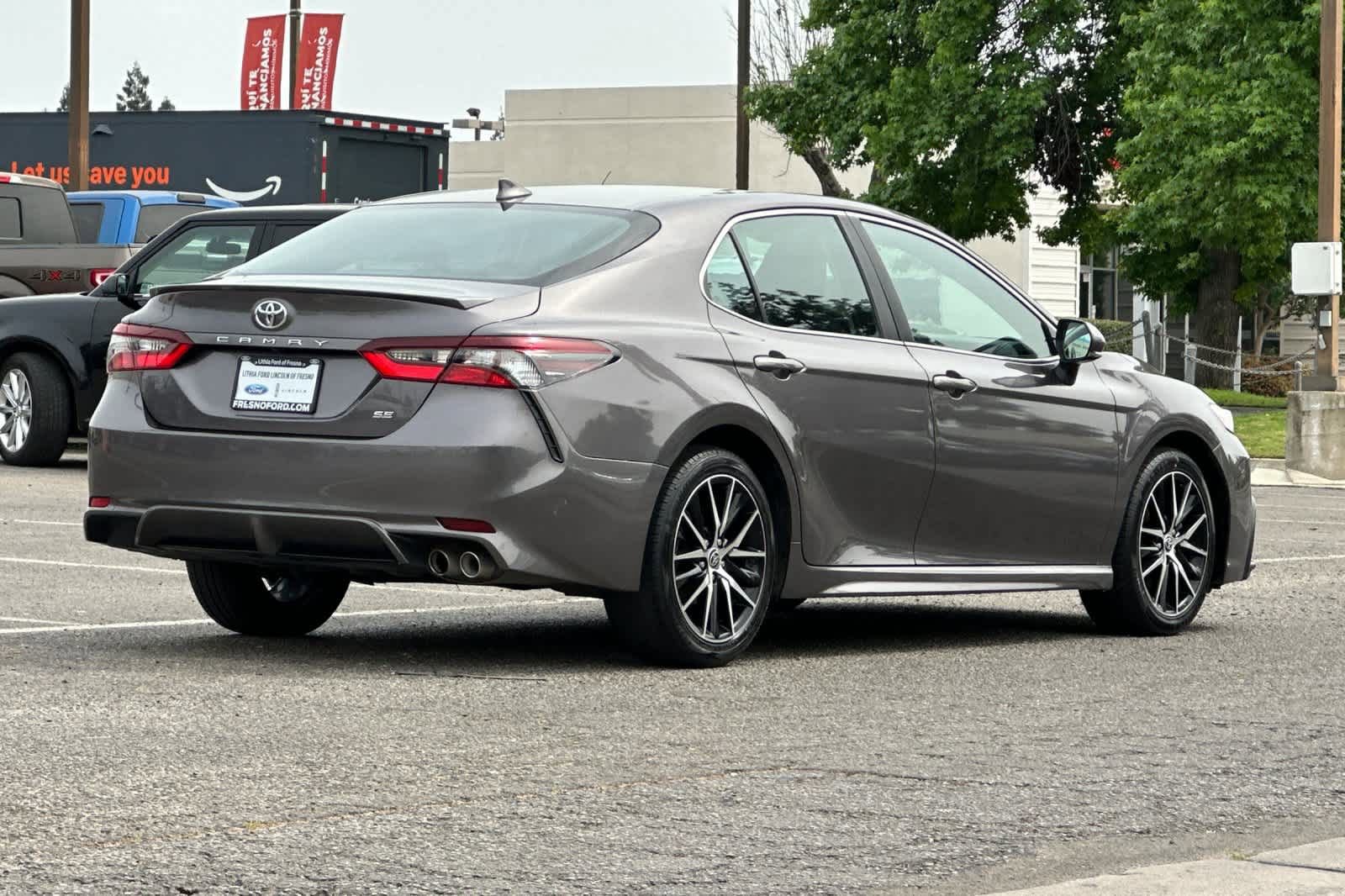 Used 2023 Toyota Camry SE image 2