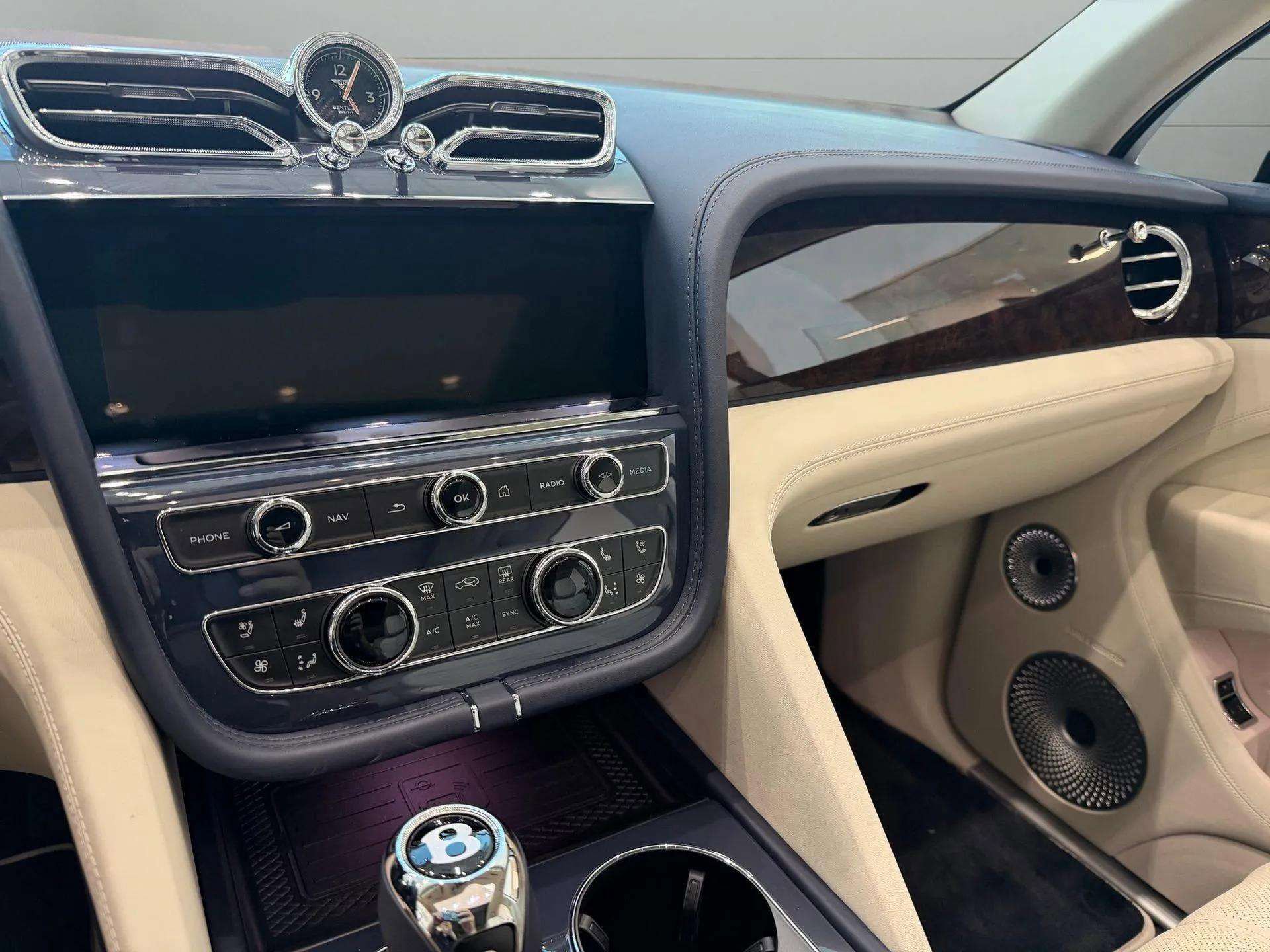 New 2025 Bentley Bentayga image 38