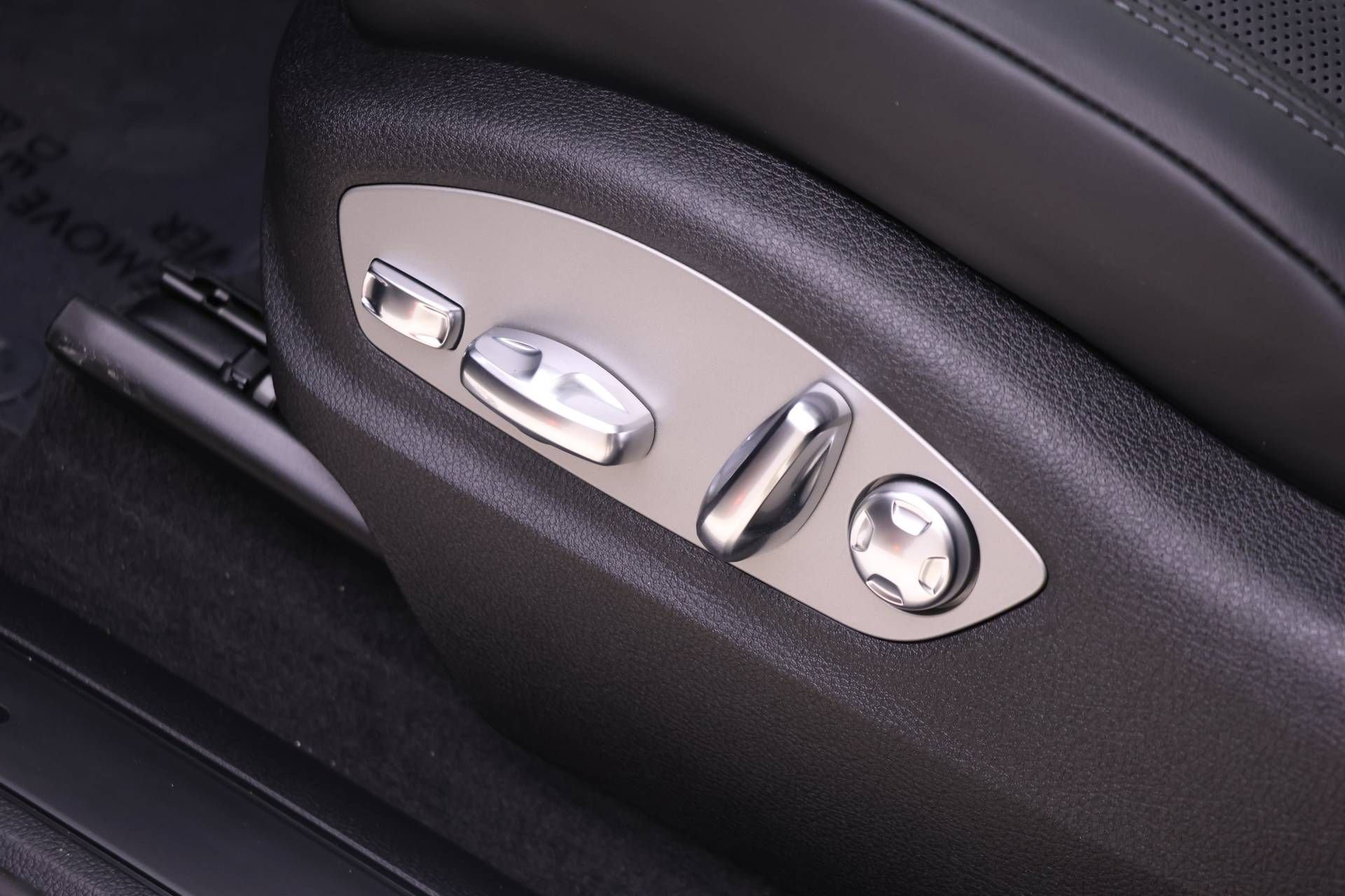 Used 2025 Porsche Macan AWD/4WD image 20
