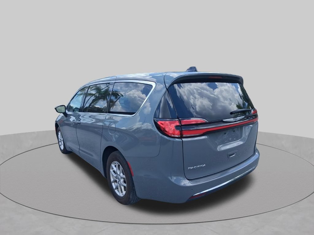 Used 2025 Chrysler Pacifica Select FWD image 9