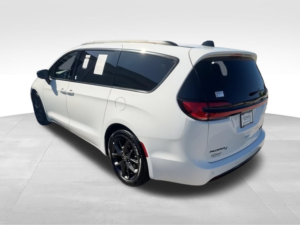 Used 2025 Chrysler Pacifica Limited FWD image 6