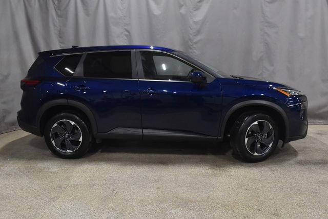 Used 2025 Nissan Rogue SV image 3