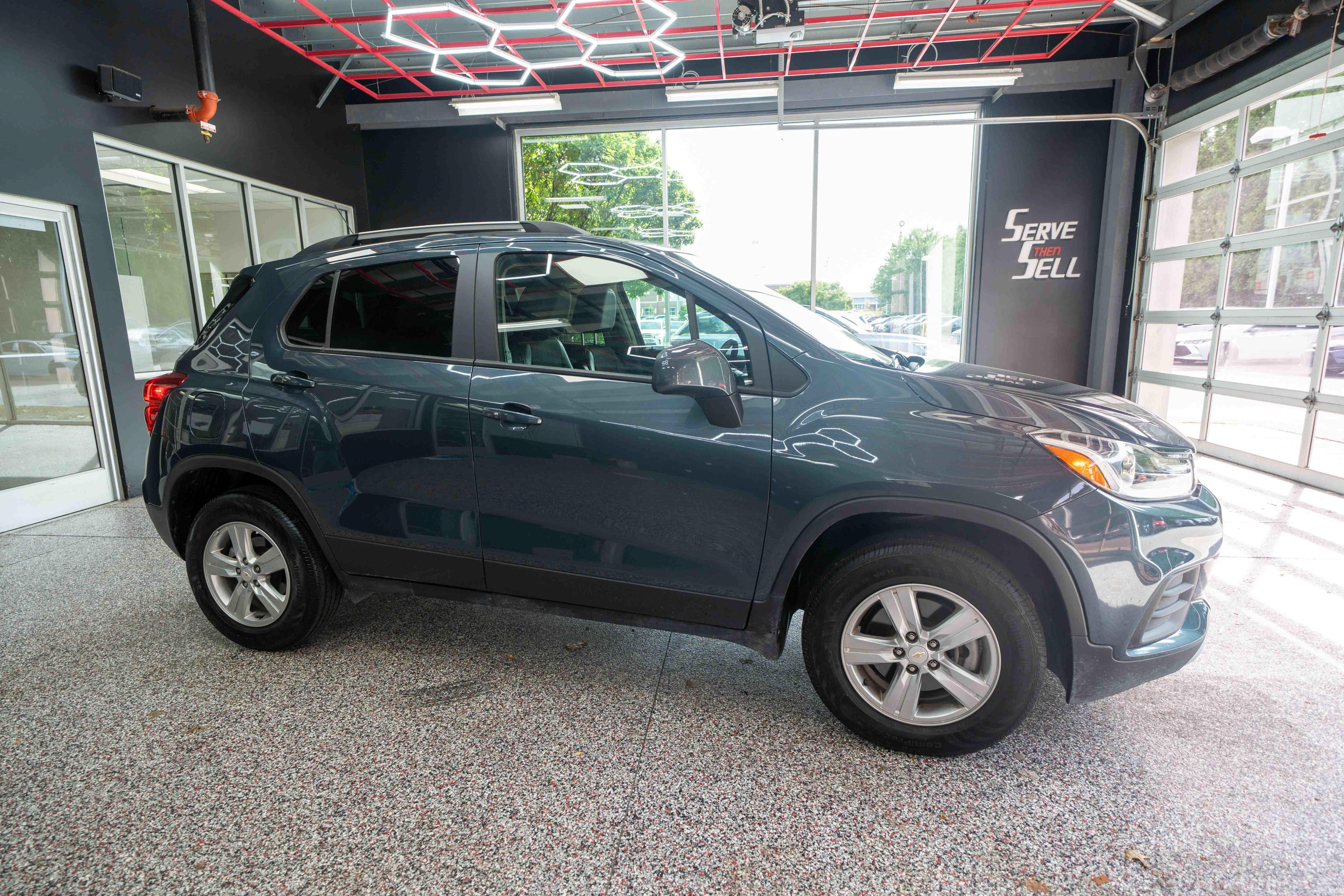 Used 2022 Chevrolet Trax LT w/ LT Convenience Package AWD/4WD image 5