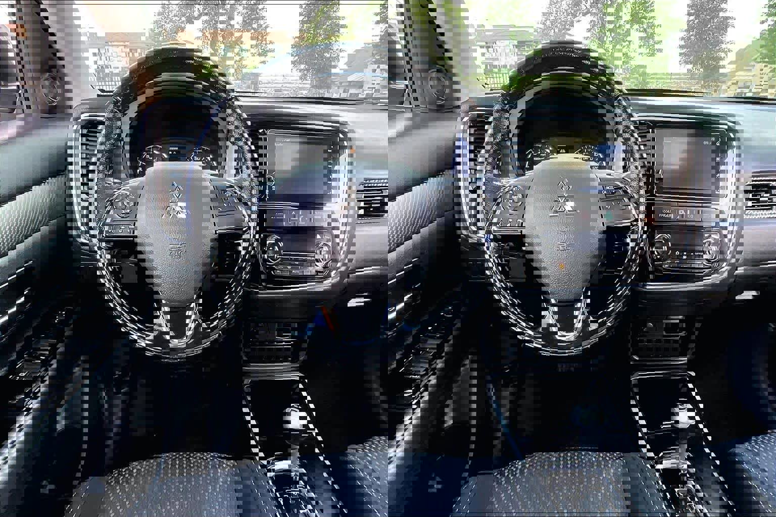 Used 2017 Mitsubishi Outlander SE image 6