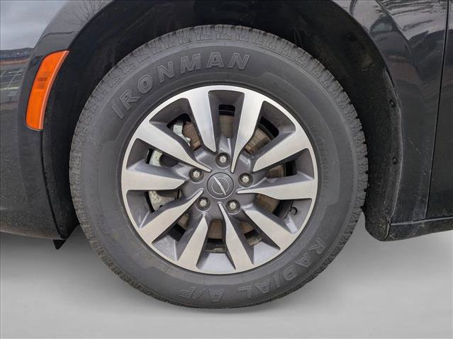 Used 2024 Chrysler Pacifica Select image 18