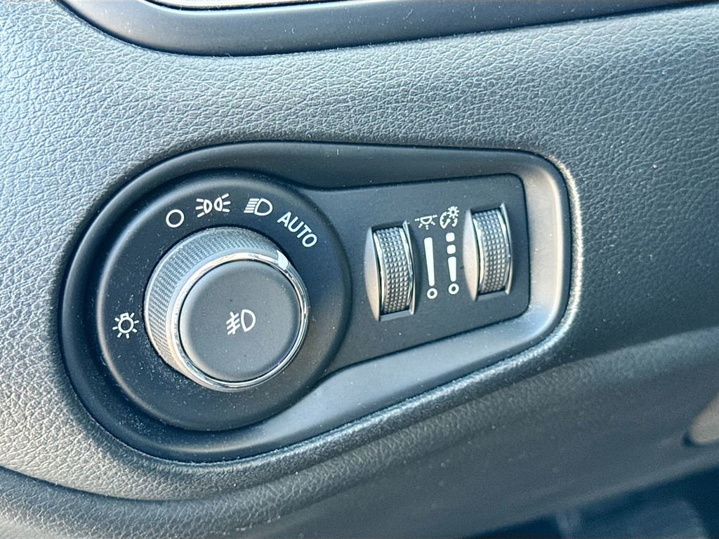 Used 2018 Jeep Renegade Limited w/ Safety & Security Group AWD/4WD image 11