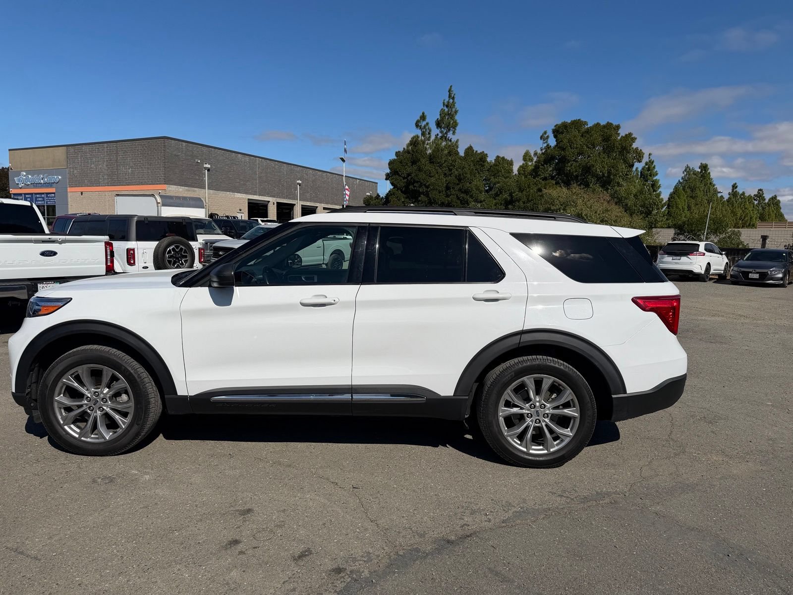 Used 2020 Ford Explorer XLT w/ Equipment Group 202A AWD/4WD image 2