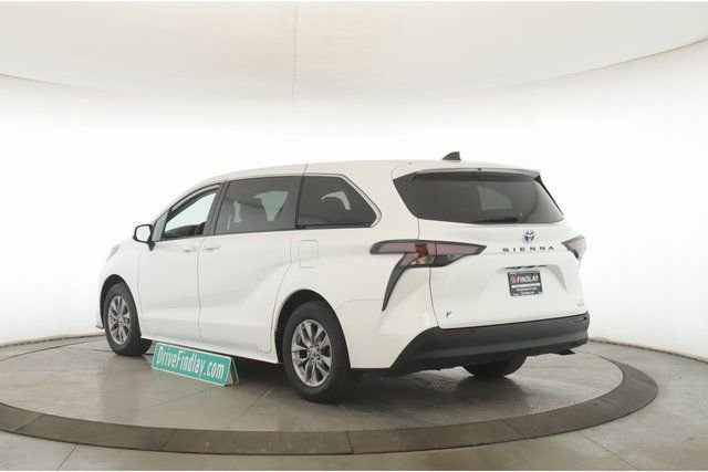 Used 2024 Toyota Sienna LE image 8