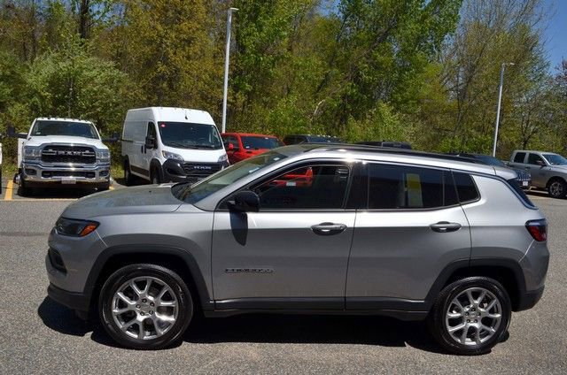 Used 2022 Jeep Compass Latitude w/ Sun and Sound Group AWD/4WD image 5