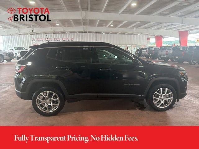 Used 2024 Jeep Compass Latitude w/ Sun and Sound Group AWD/4WD image 12