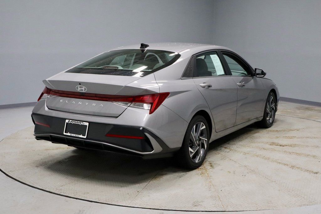 Certified 2025 Hyundai Elantra SEL image 12