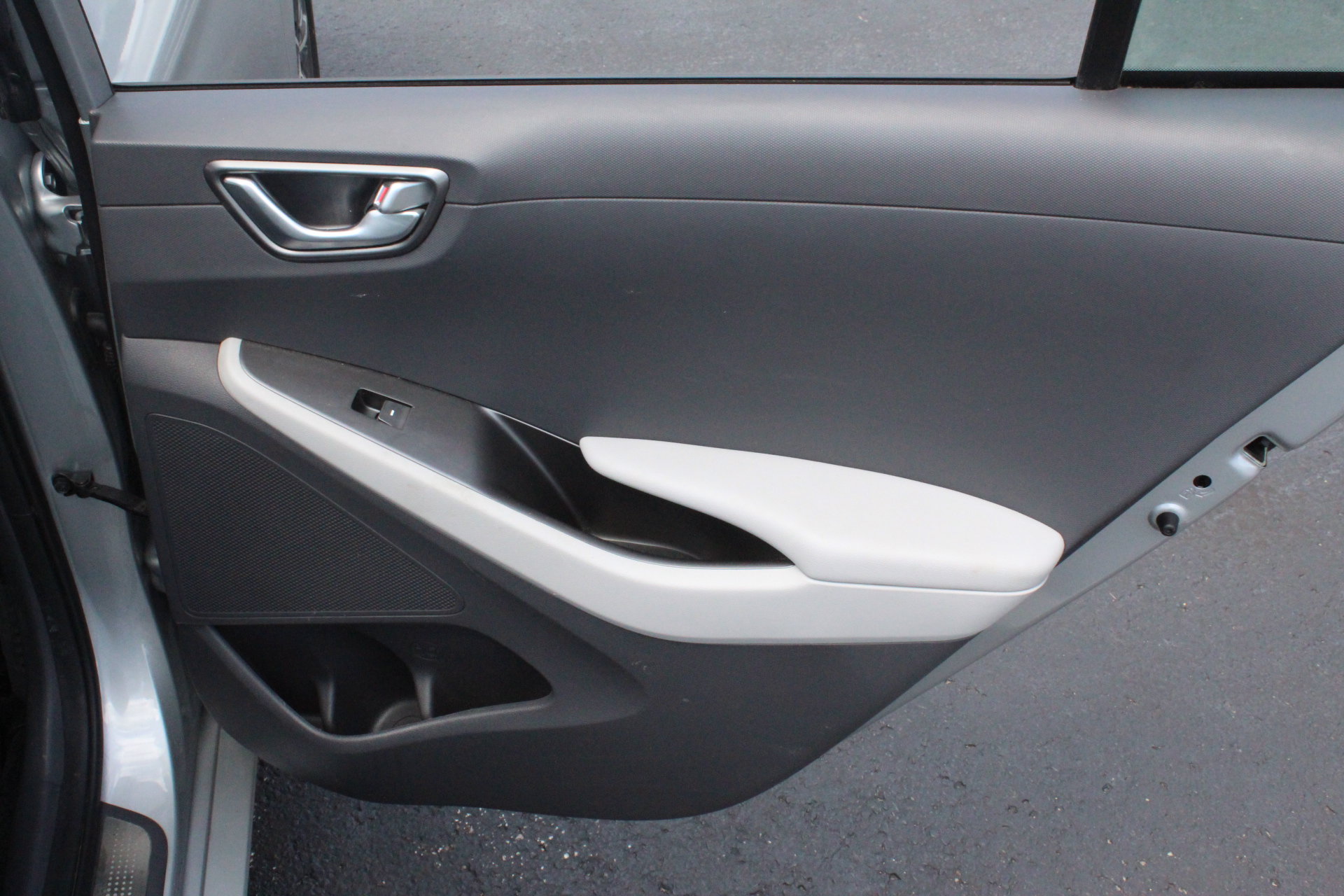 Used 2022 Hyundai Ioniq Limited FWD image 31