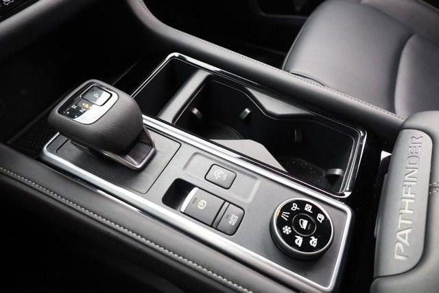 Certified 2025 Nissan Pathfinder SL image 18