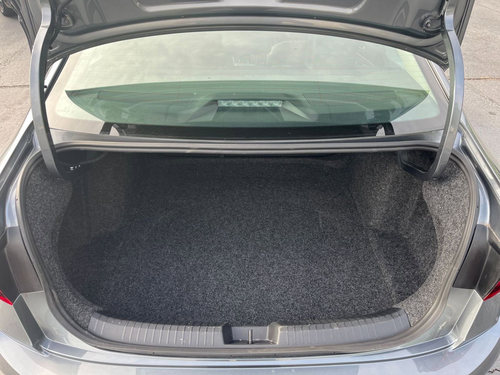 Used 2025 Volkswagen Jetta SE image 32