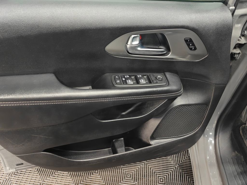 Used 2025 Chrysler Pacifica Select image 53