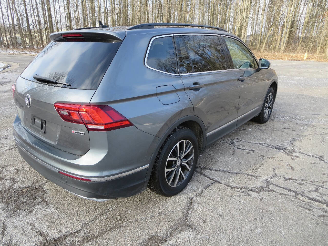 Used 2020 Volkswagen Tiguan SE w/ Panoramic Sunroof Package image 8