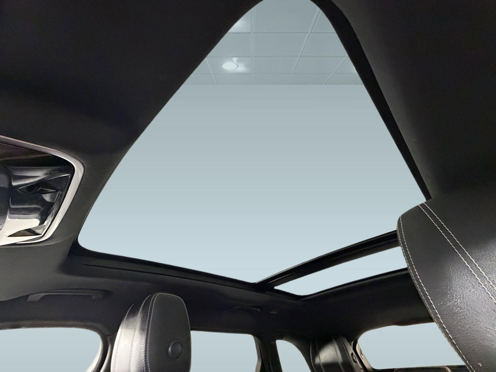 Used 2019 Land Rover Range Rover Velar R-Dynamic SE image 27