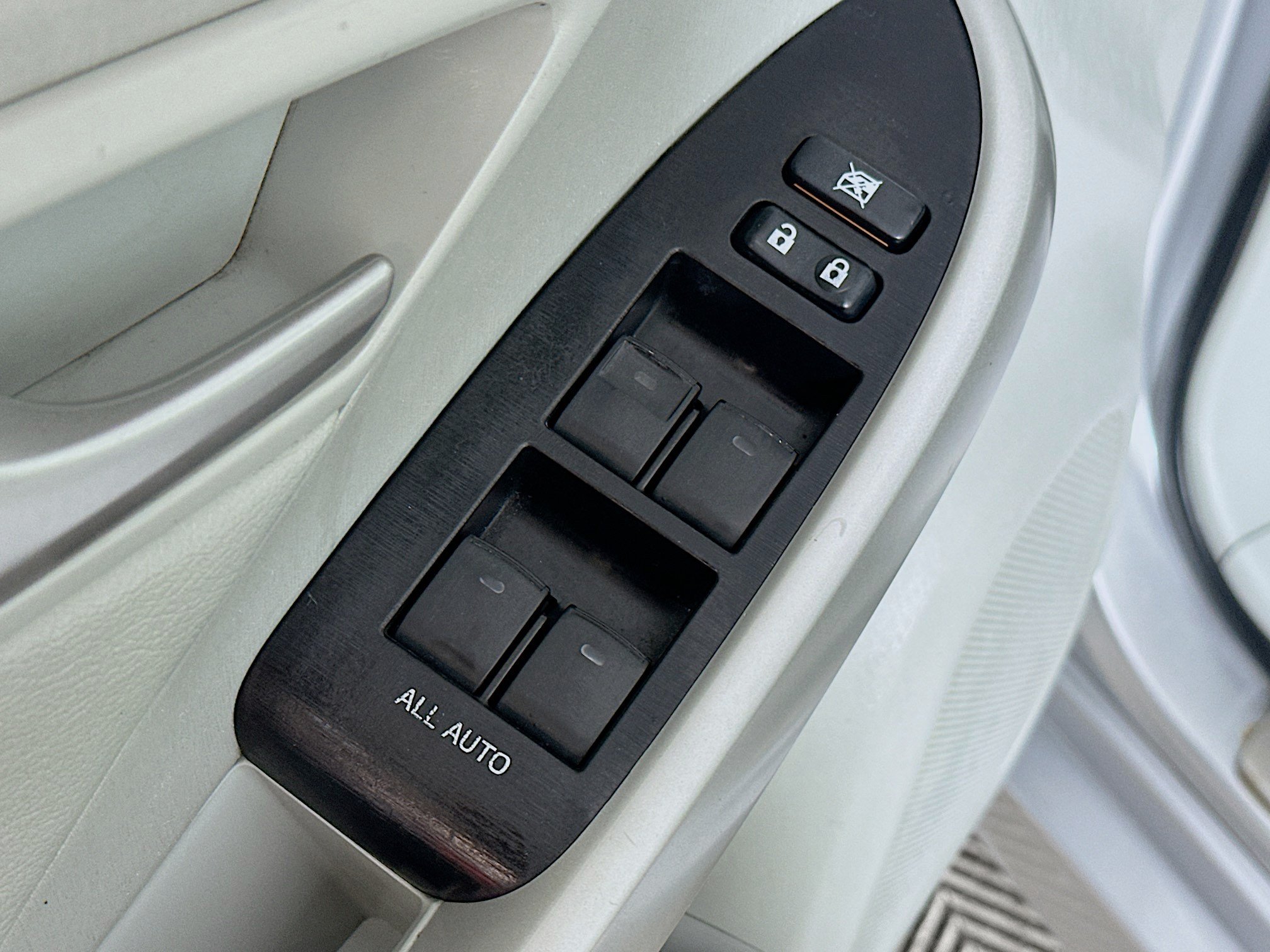 Used 2012 Toyota Prius Two FWD image 16