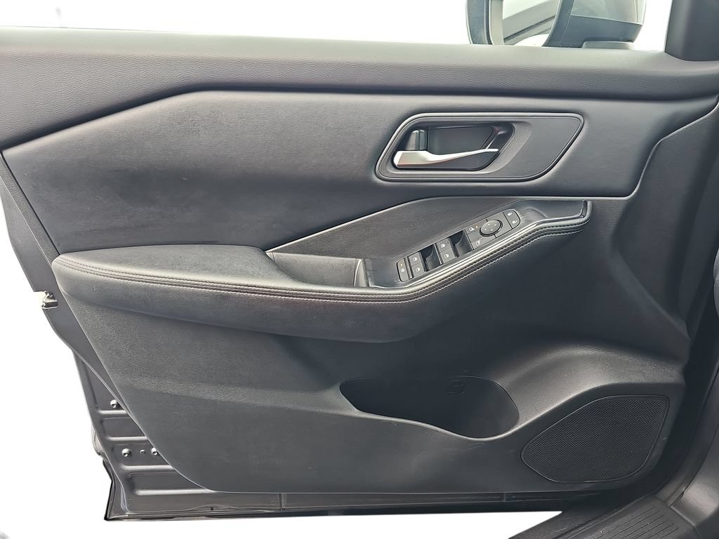 Used 2025 Nissan Rogue SV FWD image 25