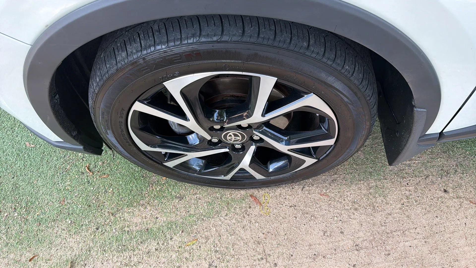 Used 2020 Toyota C-HR XLE FWD image 28