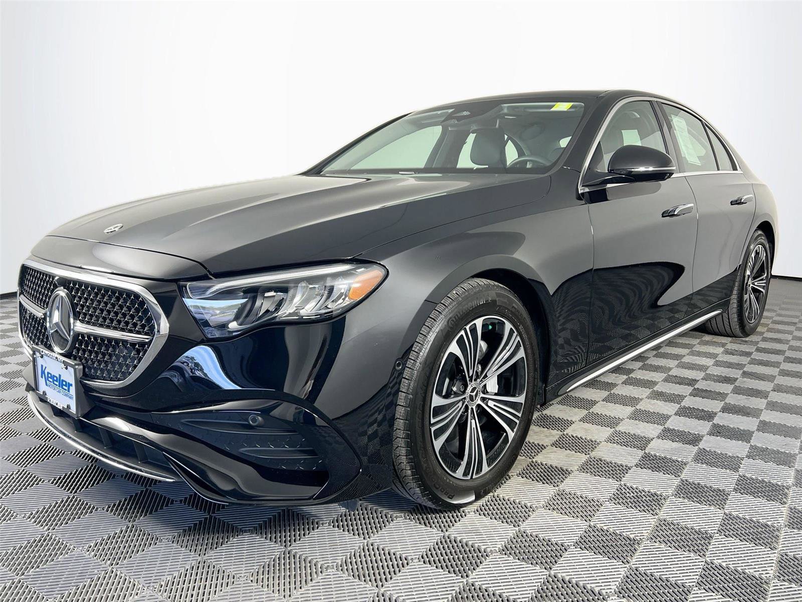 Used 2025 Mercedes-Benz E 350 4MATIC Sedan image 2