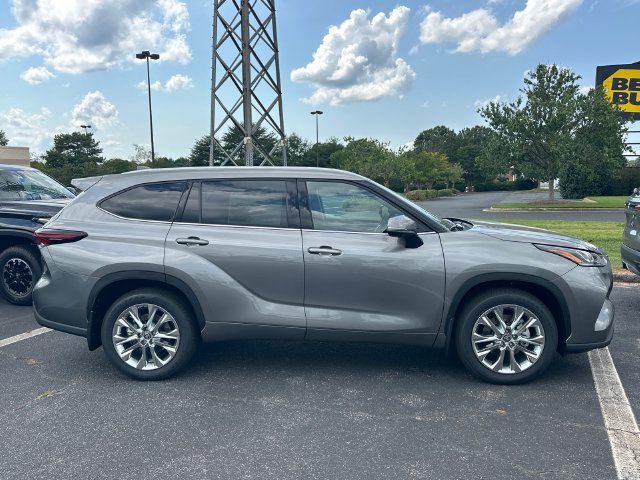 Used 2026 Toyota Highlander Limited AWD/4WD image 2